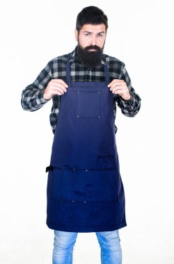 Piknik ve barbekü. Adam aşçı acımasız hippi. Fast food restoran. Ciddi sakallı aşçı. Restoran personeli. Yemek hazır. Sakallı hippi giyim önlük Barbekü için. Kavurma ve yiyecek ızgara