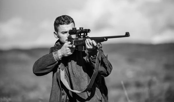 Atividade hobby masculino. Alvo de caça. Homem caçador apontando fundo natureza rifle. A experiência e a prática proporcionam a caça ao sucesso. Um tipo a caçar ambiente natural. Pistola ou espingarda de caça — Fotografia de Stock