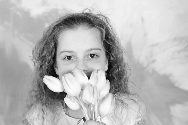 Lycklig flicka med våren tulpan blommor, kvinnor, mödrar dag semester — Stockfoto