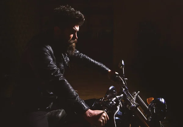 Erkeklik kavramı. Sakallı, motorcu karanlık, siyah arka planda motorlu bisiklet üzerinde oturan deri ceketli adam. Maço, vahşi motorcu deri ceket sürme motosiklet gece zaman, kopya alanı — Stok fotoğraf