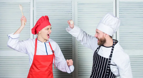 Kim daha iyi yemek. Mutfak savaş kavramı. Kadın ve sakallı adam mutfak rakipleri göster. Ultimate sorun yemek. İki aşçılar mutfak savaşı. Mutfak kuralları. Çift mutfak sanatları içinde rekabet — Stok fotoğraf