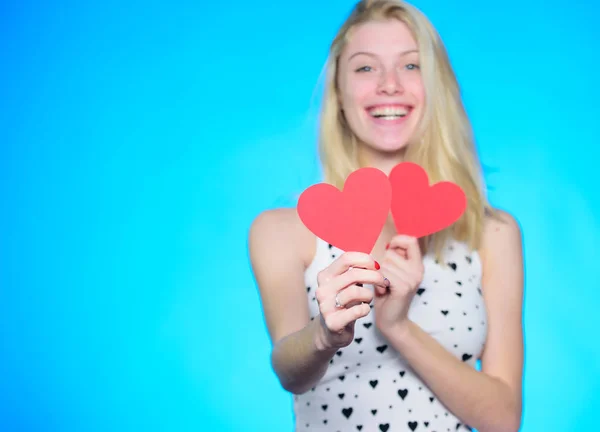 Celebre o dia dos namorados. Menina de humor romântico sonho sobre data. Amor e romance. Louco de amor. Mulher menina alegre segurar coração namorados decoração. Feliz Dia dos Namorados. Dia dos Namorados atributo — Fotografia de Stock