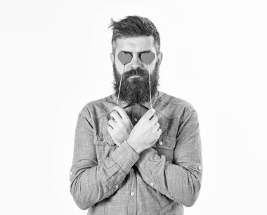 Acımasız adam aşık. Aşk kör. Hippi kağıt kırmızı kalpler ve ciddi bir yüz. Sakallı adam Sevgililer günü sembollerin tutar. Aptal aşk. V-Day, ilişkiler, duygular, flört, sürpriz kavramı