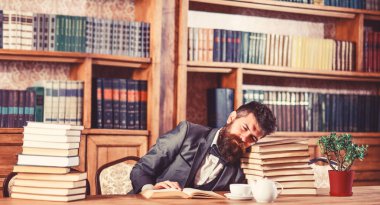 Olgun adam yüz yorgun ve yıpratılmış görünüyor.