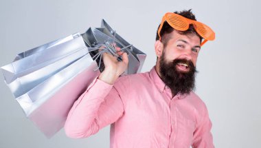 Nasıl sonraki tatil için hazır olun. Üstünde siyah Cuma alışveriş. Mutlu grup kağıt torbalar ile alışveriş. Alışveriş bağımlısı tüketici. Adam sakallı hippi giyim güneş gözlüğü tutun grup alışveriş torbaları