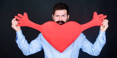 Son derece romantik aşık olmak. Kalp krizi ve kalp ağrısı sahip. Büyük kırmızı kalp tutan sağlıksız adam. Sevgililer 14 Şubat'ta ifade aşk dostum. Aşk hastalık ve kalp sorunları