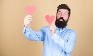 Onun sevgi paylaşımı. Küçük kalpler ile hippi. Romantik aşk kutlama. Kırmızı kalpler tutan sakallı adam. Kalbi olan seksi Sevgililer adam kartları şeklinde. Mutlu sevgililer günü