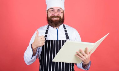 Aklımda aşçılık var. Yemek pişirme yeteneğini geliştir. Kitap tarifleri. Tarife göre. Sakallı adam yemek pişiriyor. Mutfak sanatı konsepti. Amatör aşçı kitap tarifleri okur. Adam tarifi öğreniyor. Yeni bir şey dene.