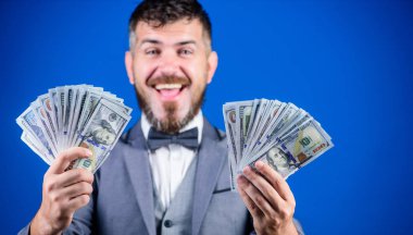 Kadar kar kazanç. Zengin işadamı bizimle dolarlık banknotlar. Para birimi broker para bohça ile. Kendi iş ile para yapma. Nakit para tutan sakallı adam. İş başlangıç kredi