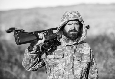 Adam av doğa ortamı. Sakallı avcı tüfeği doğa arka plan. Genellikle sınırlı hayvan hasat. Avcılık Hobi kavramı. Deneyim ve pratik başarı avcılık oldukça rahat. Av sezonu