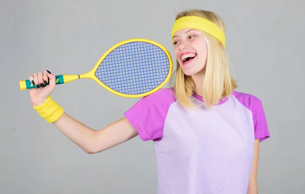 Tennis sport e intrattenimento. Concetto di tennis club. Ragazza adorabile bionda giocare a tennis. Sport per il mantenimento della salute. Tempo libero attivo e hobby. Atleta tenere la racchetta da tennis in mano su sfondo grigio — Foto Stock