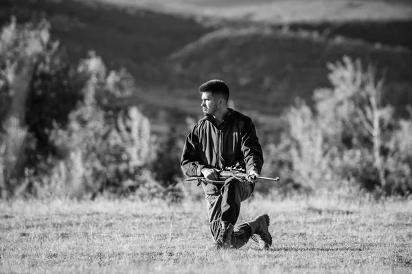 Homem caçador barbudo com fundo natureza rifle. Como transformar a caça em passatempo. Um tipo a caçar ambiente natural. Atividade hobby masculino. Temporada de caça. Experiência e prática dão sucesso à caça — Fotografia de Stock