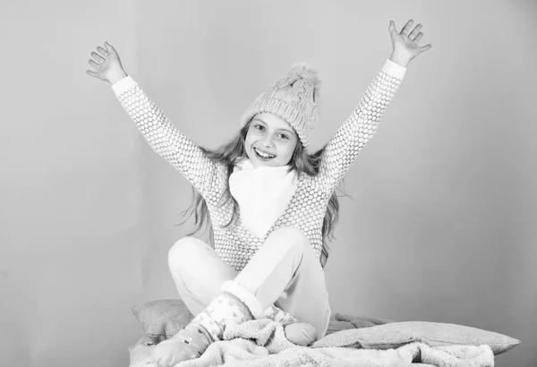 Mantener caliente y cómodo. Niña usar sombrero de punto relajante fondo rosa. Niño pelo largo sombrero de lana caliente disfrutar de cálido. Concepto de ropa abrigada. Accesorios cálidos que te mantendrán acogedor este winte — Foto de Stock