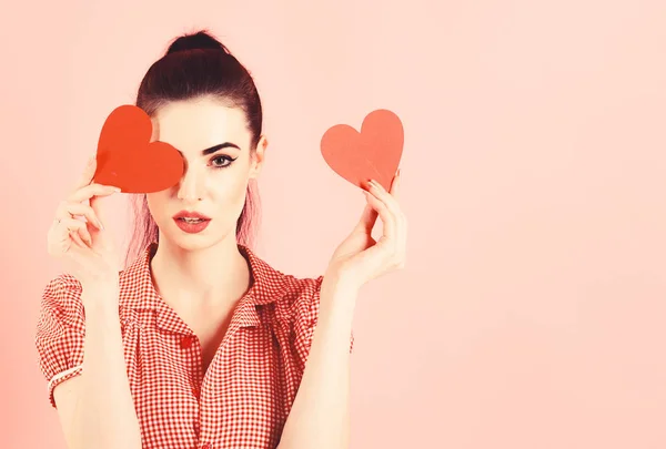 Mujer de moda con corazones rojos. Retrato de arte del día de San Valentín. Hermoso maquillaje y manicura. Modelo chica cara, boca abierta, emotio — Foto de Stock