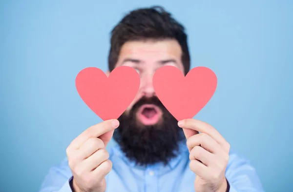 O amor é incrível. Homem hipster barbudo com cartão de Dia dos Namorados. Celebra o amor. Cara atraente com barba e bigode de humor romântico. Sentir amor. Namoro e relações conceito. Feliz no amor — Fotografia de Stock