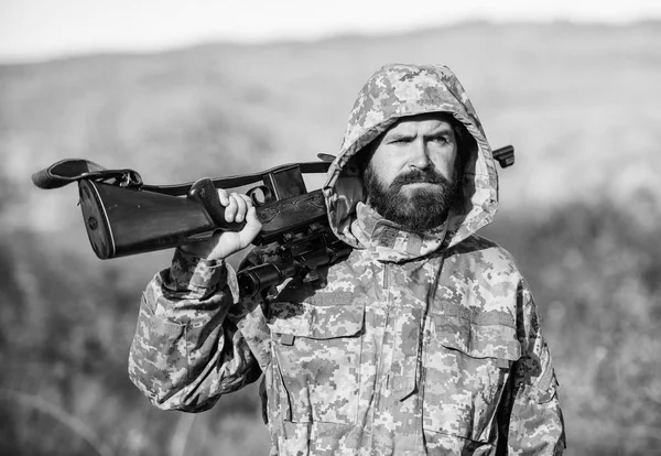 A fickó vadászat természeti környezet. Vadász szakállas puska természet háttér. Betakarítás állatok általában korlátozott. Vadászat hobbi koncepció. Tapasztalat és gyakorlat kölcsönöz a vadászat sikere. Vadászidény — Stock Fotó