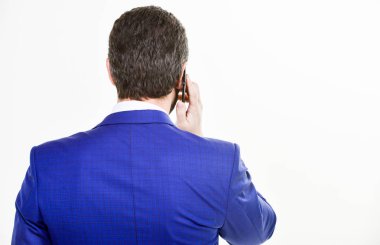 Mobil telefon konuşma. Danışma ve yardım. İş arama kavramı. Telefon görüşmeleri. Teknik destek servisini arayın. İşadamı smartphone yakın tutun. Adam resmi elbise arama Destek Servisi