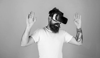 Vr gözlük, açık mavi renkli sakallı adam. Sanal gerçeklik ile modern Gadget'ı keşfetmek meşgul yüzündeki hippi. VR gadget kavramı. Adam kafa monte ekran ile etkileşim içinde sanal gerçeklik
