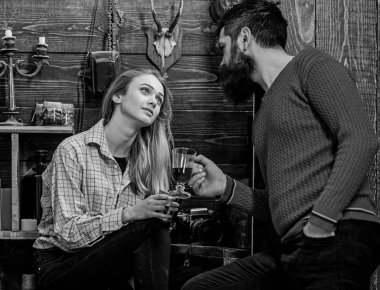 Çift sıcak içecekler ile rahat hoş akşamın. Erkek ve Bayan tutun cam veya kupa mulled şarap ile konuşuyor. İki aşık romantik bir atmosferde, ahşap arka plan konuşuyor. Romantik kavramı