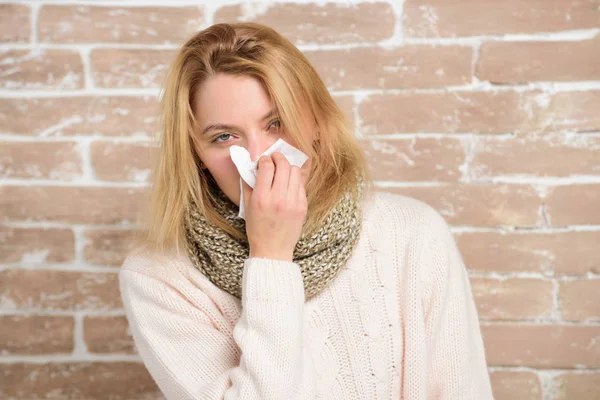 Estornudando sigue viniendo. Mujer enferma sonándose la nariz en servilleta. Chica bonita estornudando del virus de la gripe estacional. Mujer linda atrapada resfriado nasal o rinitis alérgica. Sufrimiento de gripe o alergia —  Fotos de Stock