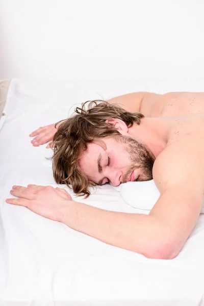 Uyurken geliştirmek için basit ipuçları. Adam tıraşsız sakallı yüzü uyku rahatlayın veya sadece uyan. Sakallı maço sabah relax adam. Toplam kavramı sakin ol. Adam çekici maço sakin ve rahat hissediyorum — Stok fotoğraf