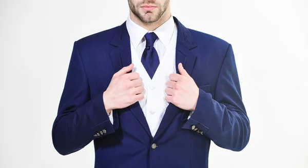 Stylowe szczegóły biznesu wygląd. Biznesowe styl ubioru. Męskie dłonie dostosowanie biznes blisko Dobierz. Pewnie w jego stylu. Ludzie biznesu wybrać ubrania formalne. Każdy szczegół ma znaczenie — Zdjęcie stockowe