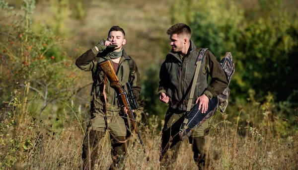 Jagdgeschick und Waffenausrüstung. Wie aus der Jagd ein Hobby wird. Männerfreundschaft. Heereskräfte. Tarnung. militärische Uniformmode. Mann Jäger mit Gewehr. Bootcamp. Zeit zum Entspannen — Stockfoto