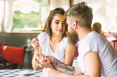 Romantik hisler fincan kahve ile paylaşın. Adam sakal ve çekici mutlu gülümseyen kız kahve içme. Çift aşk cafe siyah espresso kahve iç. Mutlu çift kafede vakit