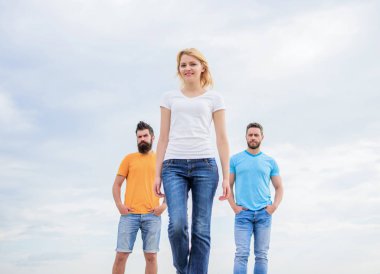 Hareketli ileri destek erkek takım. Başarılı kadın lideri yapan. Kız lideri nitelikleri doğal olarak sahip. Liderlik kavramı. Erkeklerin önünde kadın kendinden emin hissediyorum. Etkili kadınların lideri