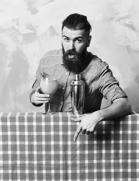 Brutala kaukasiska hipster gör tropisk alkohol färsk cocktai — Stockfoto