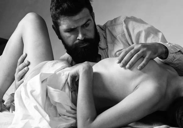 Amoureux et sexy nu corps féminin préliminaires au lit. Couple faire l'amour avoir des relations sexuelles. Homme avec barbe préliminaires sexuels. Maître des préliminaires. Concept de sexe et d'amour. De belles idées préliminaires. Couple atmosphère intime — Photo