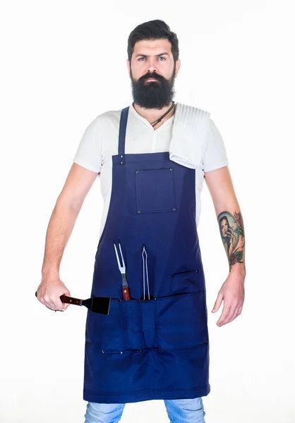 Pique-nique et barbecue. Comment choisir la viande pour le steak. Ustensile de barbecue professionnel. Tablier d'usure hipster barbu pour barbecue. Torréfaction et grillage des aliments. Conseils cuisson de la viande. Outils pour rôtir la viande à l'extérieur — Photo