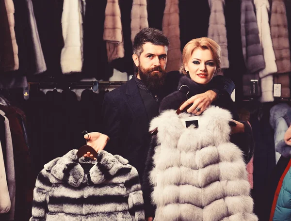 Muž a žena s kabáty v Kožešnictví. — Stock fotografie