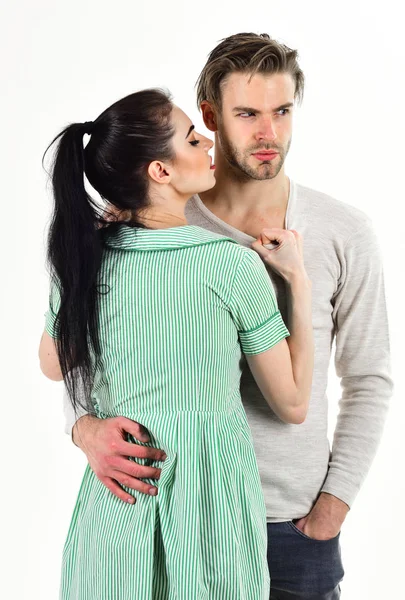 Bonito homem sem barba e rapariga bonita apaixonada. Homem e mulher casal no amor abraço ou abraço no fundo branco. Dia dos Namorados e amor. Conceito de sentimentos românticos. Casal romântico no abraço de amor — Fotografia de Stock