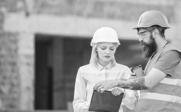 Bespreken voortgang plan. Vrouw ingenieur en bouwer communiceren bouwplaats. Team communicatie bouwconcept. Relaties tussen bouw clients en deelnemer bouwindustrie — Stockfoto