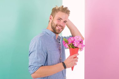 Maço buket romantik hediye olarak tutar. Onun için bekleyen hoş romantik hediye bakalım çocuk. Adam için tarih hazır pembe çiçekler getir. Erkek mutlu buket tarih için bekleyen tutar. Onun için en iyi çiçek