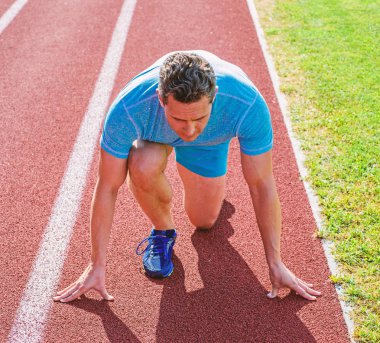 Runner atlet düşük başlangıç konumu yoğunlaşmıştır. Runner take parçası yarışmalar başlangıç konumu düşük. Spor hedef odaklı. Zafer elde etmek hazır. Adam atlet yarış gitmeye çalışan duruldu