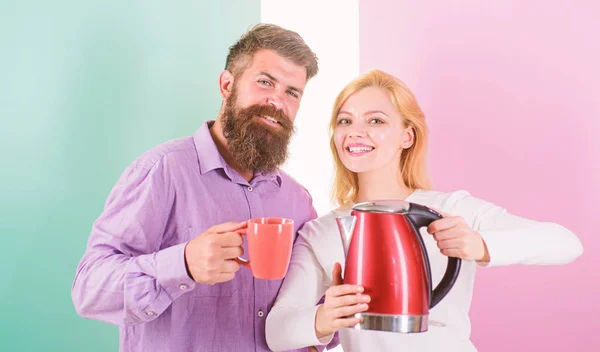 Мужчина с кружкой и женщина с электрическим чайником готовы выпить утренний кофе. Первое, что они делают каждое утро готовят горячий напиток. Получить заряд энергии любимый горячий напиток. Наслаждаемся прекрасным утром вместе — стоковое фото
