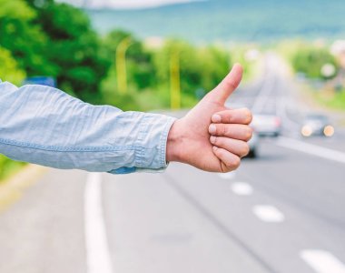 Kültürel fark. Yukarı otostop sürücüleri bilgilendirmek. Ama sana sadece hakaret bazı kültürler jest saldırı riski Öfkeli sürücü tarafından öldürülmek. Otostop kültür. Jest anlamı yukarı başparmak