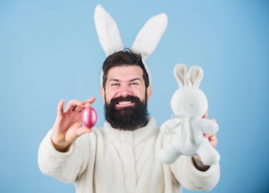 Sakal ve bıyık komik tavşan pembe yumurta tutun. Adam giyim tavşan kulakları sakallı. Yumurtası avı. Bak ne buldum. Hipster sevimli tavşan mavi arka plan. Paskalya tavşanı. Kıymetlimis. Paskalya sembolü kavramı