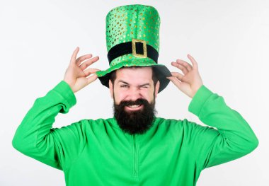Yeşil renk kutlama bir parçası. Cüce cin miti. Patricks günü kutlu olsun. Dostum sakallı hippi yeşil giysi giyin ve patricks günü şapka. İrlandalı kültürünün küresel kutlama. Saint patricks günü tatil