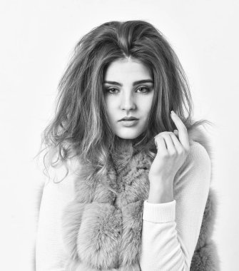 Beyaz arka plan üzerinde saç modeli ile poz kız kürk manto. Saç bakım kavramı. Kış saç zarar önlemek. Kadın makyaj yüz cilt saç dokun. Sizi takip etmeli kış saç bakım ipuçları