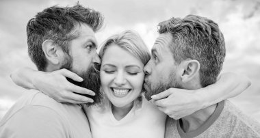 Bayan romantik ilişkiler her iki hayranlar tadını çıkarın. Erkekler ile aynı kadına aşık. Erkeklerin dikkatini seviyor. Aşk üçgeni. Kız iki adamla sarılmak. Romantik ilişkiler sorunları. Erkekler aynı kız yanaklarından öpmek