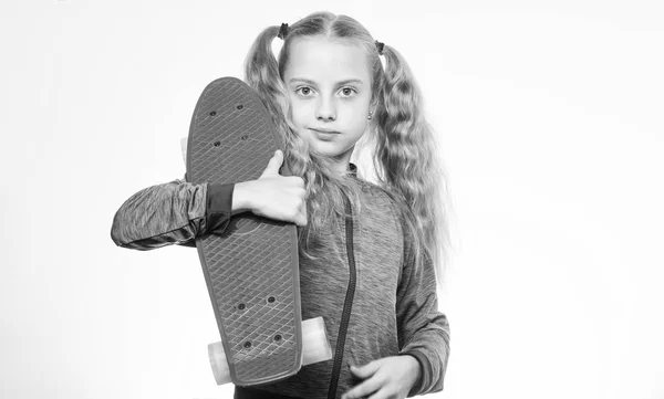 毎日スケーターのプラスチック スケート ボード。子供は、ペニーのボードを保持します。彼女の夢のペニー ボード。偉大に見える、偉大な乗り物もスケート ボードを選択します。子供のための最高の贈り物。子供の長い髪は、ペニーのボードを運ぶ — ストック写真