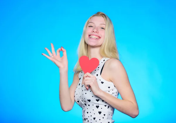 Compras de San Valentín. Celebra el día de San Valentín. Loco enamorado. Chica estado de ánimo romántico sueño sobre la fecha. Mujer alegre chica celebrar corazón San Valentín decoración. Amor y romance. Día de San Valentín descuento —  Fotos de Stock