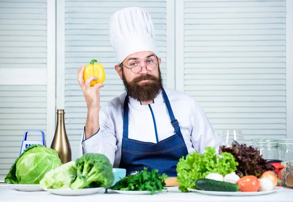 Kochprozess. Vegetarier. Reifer Koch mit Bart. Gesunde Ernährung. Diät und Biolebensmittel, Vitamin. Bärtiger Mann kocht in Küche, kulinarisch. Küchenchef mit Hut. Geheimrezept für den Geschmack — Stockfoto