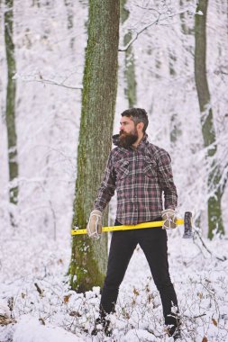 Adam sıcak eldiven ve ormandaki kareli ceket.