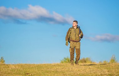 Nasıl av hobi içine bırakılır. Erkeksi hobi etkinlik. Av sezonu. Deneyim ve pratik başarı avcılık oldukça rahat. Adam sakallı avcı tüfeği doğa arka plan ile. Adam av doğa ortam