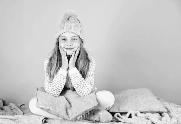 Enfant fille porter chapeau mignon tricoté à la mode et des vêtements confortables et confortables. Concept de mode d'hiver. Fille cheveux longs relaxant fond rose. Mode d'hiver pour enfants. Enfant modèle de mode souriant — Photo