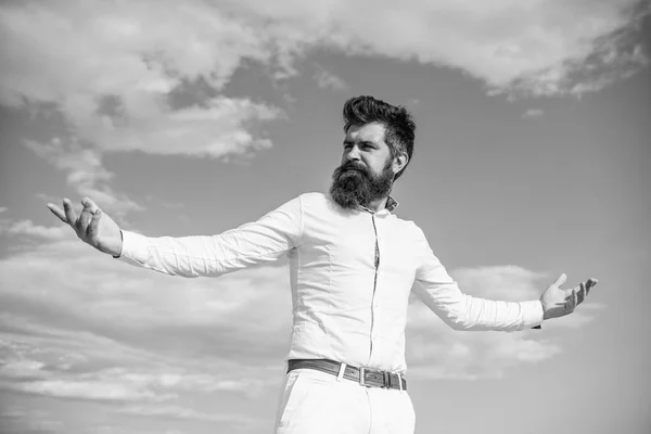 J'ai atteint le sommet. Pouvoir et liberté. Hipster avec barbe et moustache ressemble chemise blanche à la mode attrayante. Le gars jouit d'une grande réussite. Homme barbu hipster vêtements formels semble fond ciel pointu — Photo